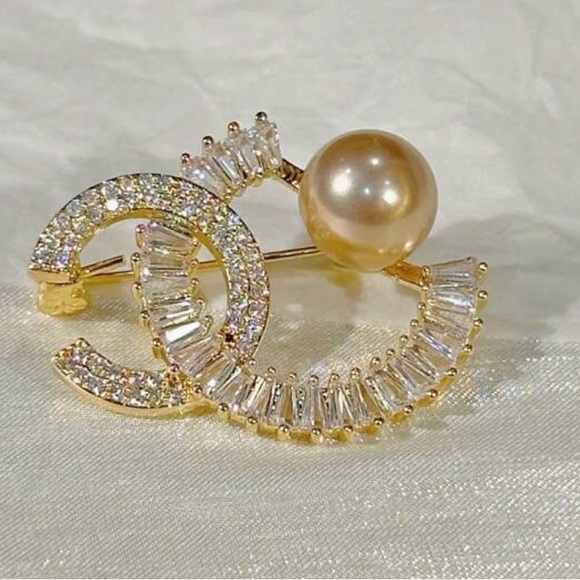 New Gold Crystal & Pearl Crescent Brooch – Elegant Statement Pin
